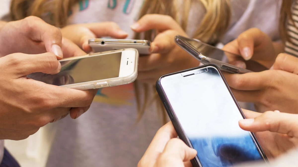 Acești cetățeni nu vor mai avea voie să folosească telefoanele mobile și tabletele! Unde se va aplica noua lege 