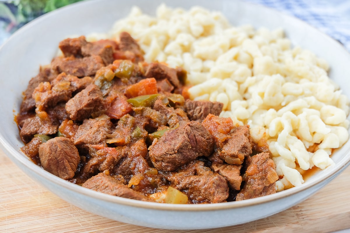 Rețeta ungurească de tocăniță de vită – Un preparat delicios și de bază în această bucătărie