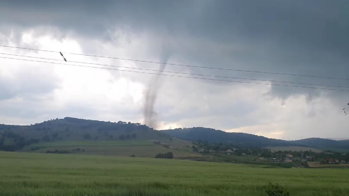 O tornadă s-a format în judeţul Tulcea. Autorităţile au emis un mesaj RO-Alert