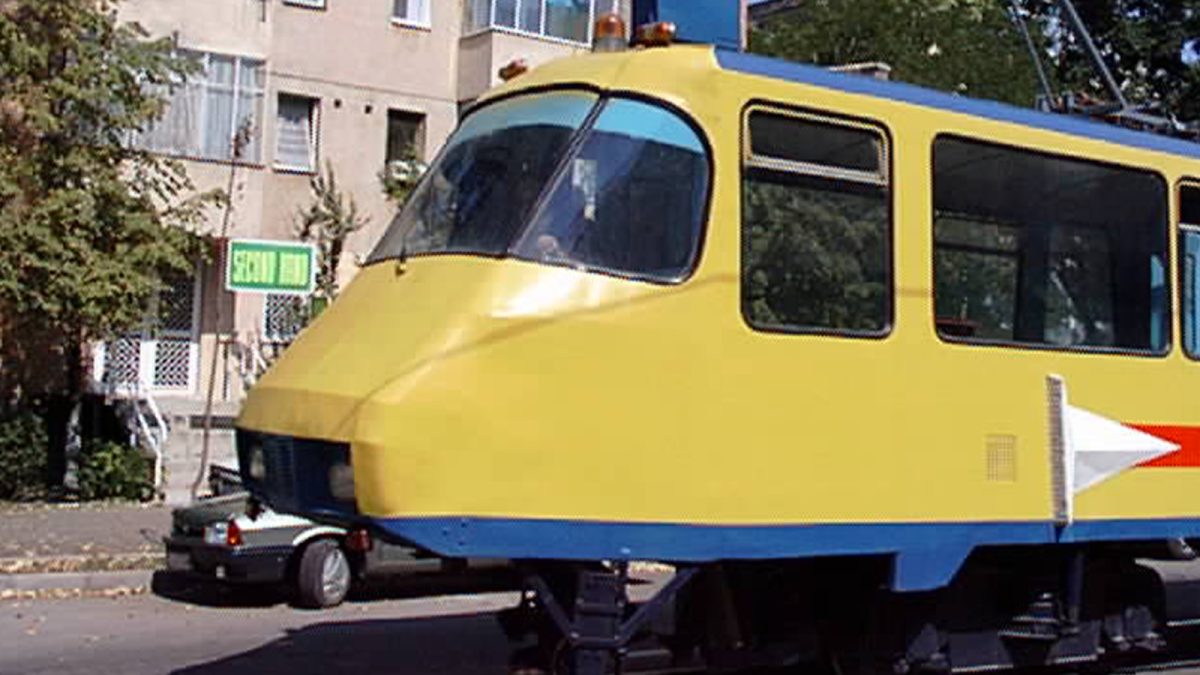 Acesta este cel mai ciudat tramvai care a circulat vreodată pe străzile din Iași! Vehiculul este unicat, fiind creat cu piese de la mai multe vagoane