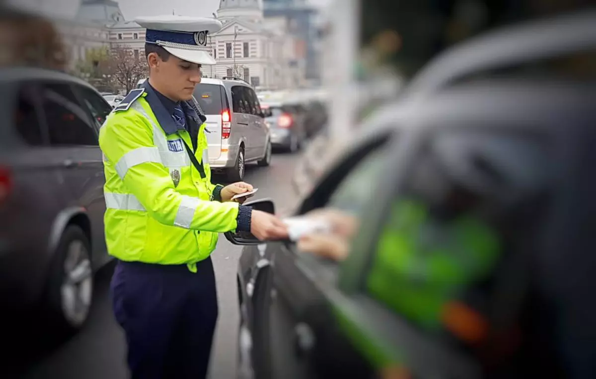 Un șofer care conducea un autoturism în zona Socola a fost oprit în trafic. Polițiștii cred că are numere de înmatriculare false