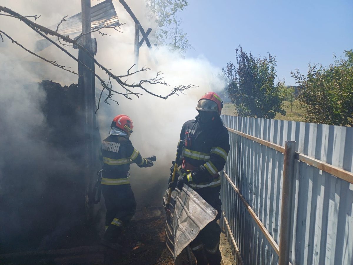 Incendiu în comună Tătăruși. Pompierii intervin
