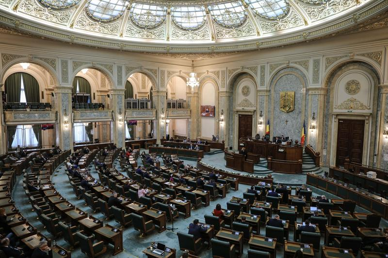 Ședințele de la Senat și Camera Deputaților, marcate de blat și aranjamente politice