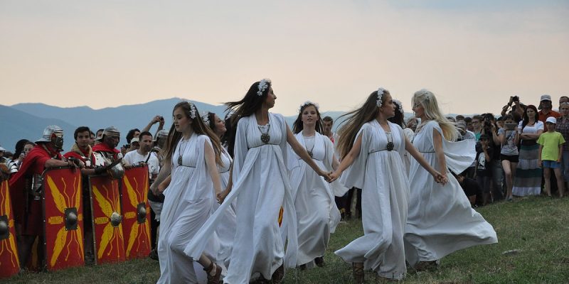 Ce trebuie să pui sub pernă, în noaptea de Sânziene. Toate fetele nemăritate trebuie să încerce