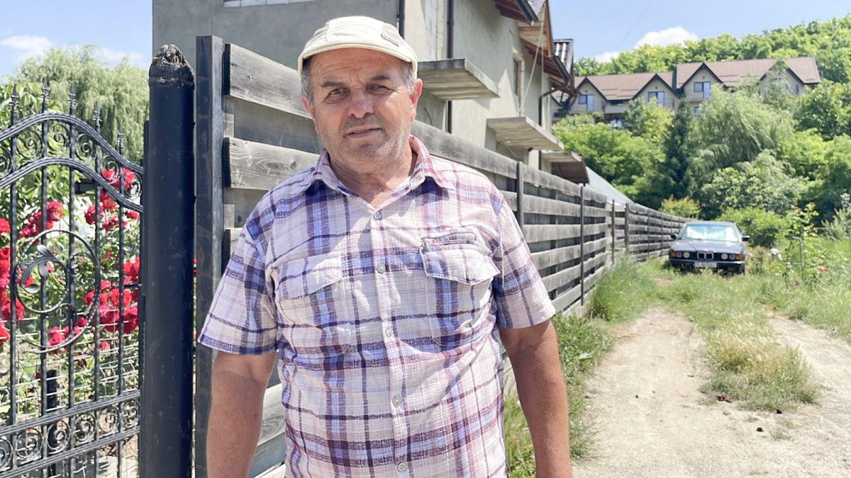 Un ieșean din Bucium a ajuns în pragul disperării după ce un gard de beton, construit fără autorizație pe proprietatea sa, rămâne neclintit. Cu o hotărâre judecătorească definitivă, bărbatul nu poate face nimic de 3 ani