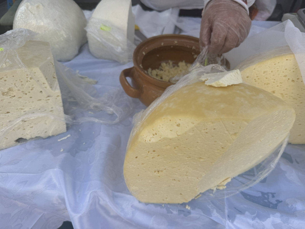 Din acest loc se poate cumpăra cea mai bună și ieftină brânză. Nici nu îți imaginezi ce varietate de produse sunt expuse