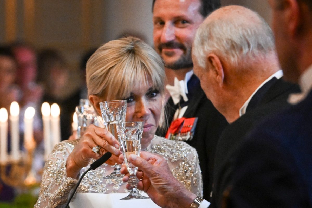 Brigitte Macron, apariție regală în rochie de mireasă Louis Vuitton la dineul cu familia regală din Norvegia