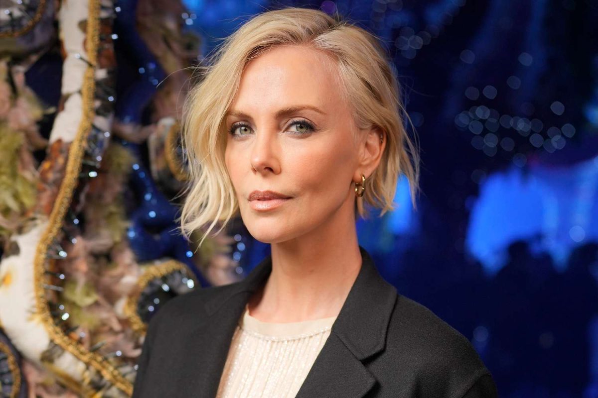 Charlize Theron, aproape dezbrăcată pe covorul roșu! Ținuta care a lăsat pe toată lumea cu gura căscată