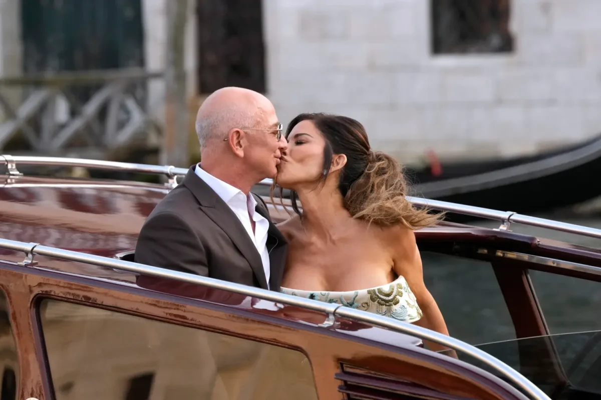 Charlize Theron n-a fost invitată la nunta lui Bezos. Răspunsul actriței este fenomenal