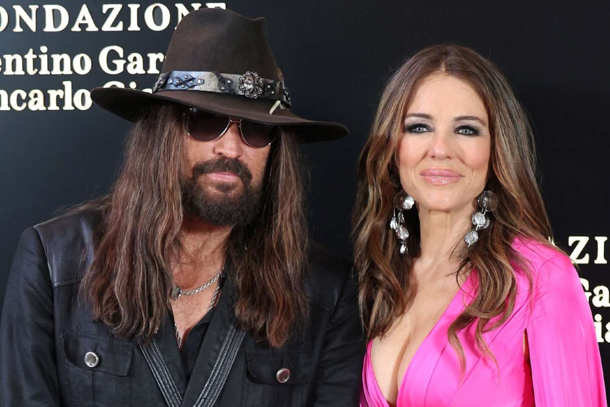 Billy Ray Cyrus, de mână cu Elizabeth Hurley la Londra. Detaliile apariției care au făcut internetul să explodeze