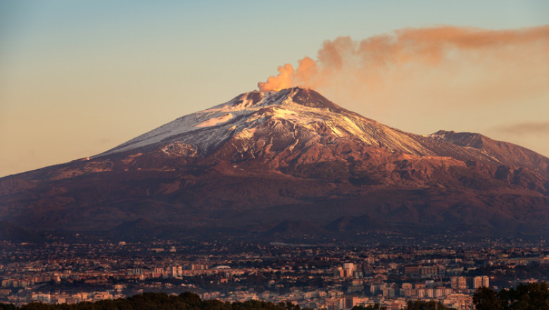 Etna s-a trezit spectaculos! Erupție puternică și nor uriaș de fum amenință traficul aerian din Sicilia – LIVE VIDEO