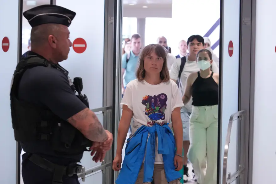 Greta Thunberg, umilită public după ce a fost expulzată din Israel: „Poluează clima înapoi spre casă cu avionul!”