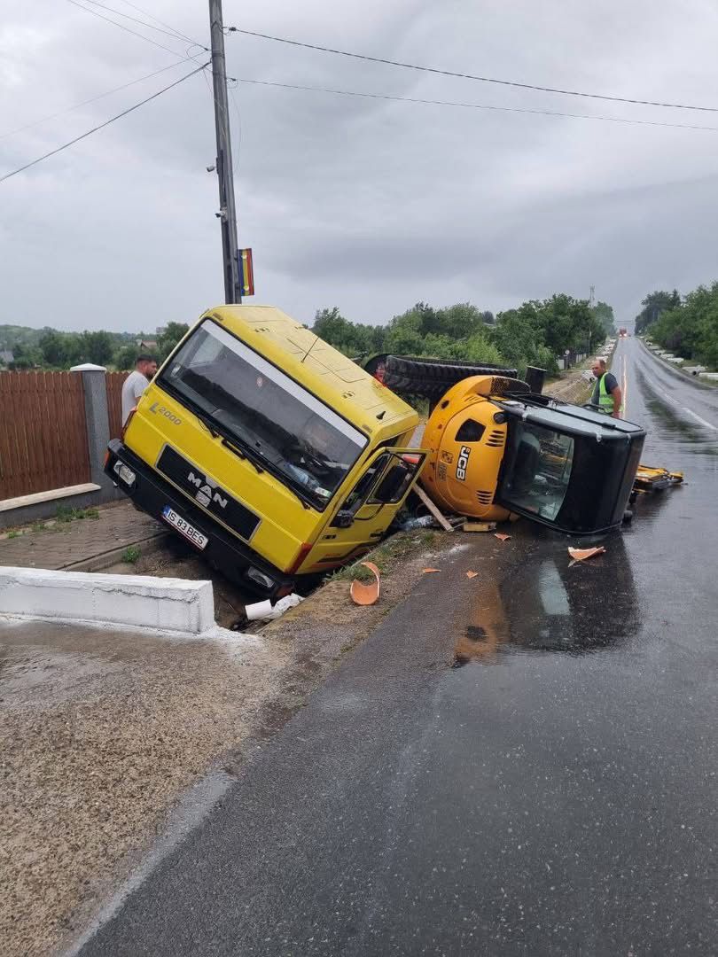 Accident rutier în județul Iași! O autoutilitară a intrat într-un șanț