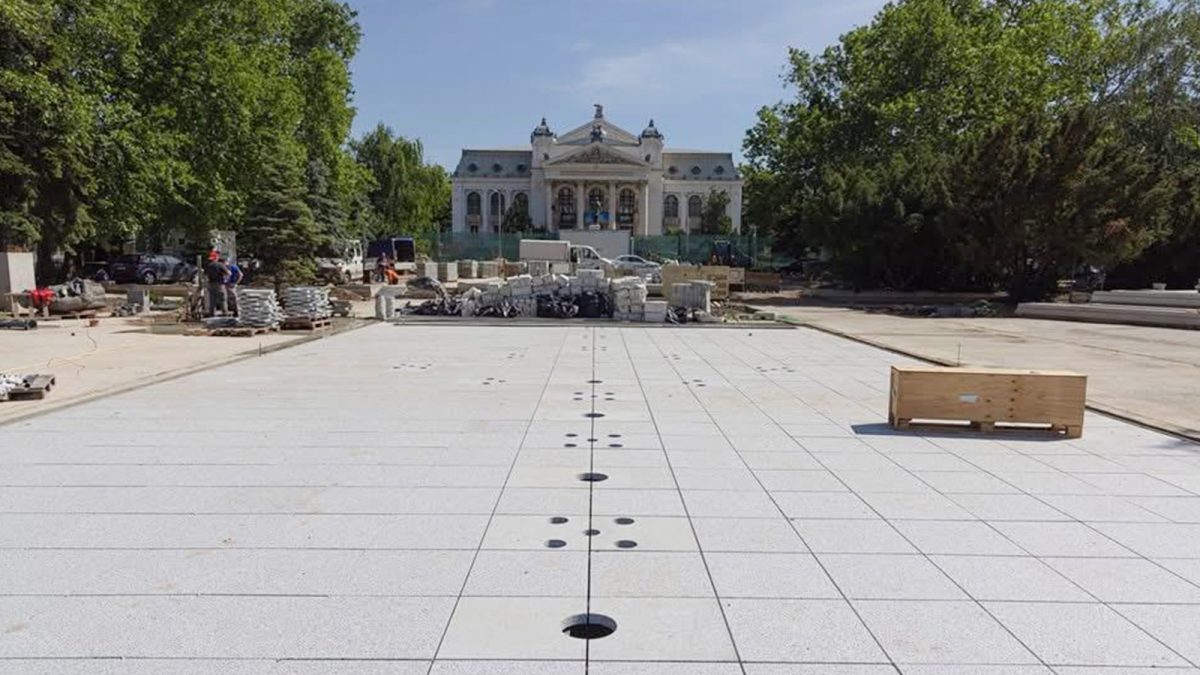 Lucrările de modernizare a parcului din fața Teatrului Național „Vasile Alecsandri” se apropie de final. Primăria Iași vrea să finalizeze proiectul vara aceasta
