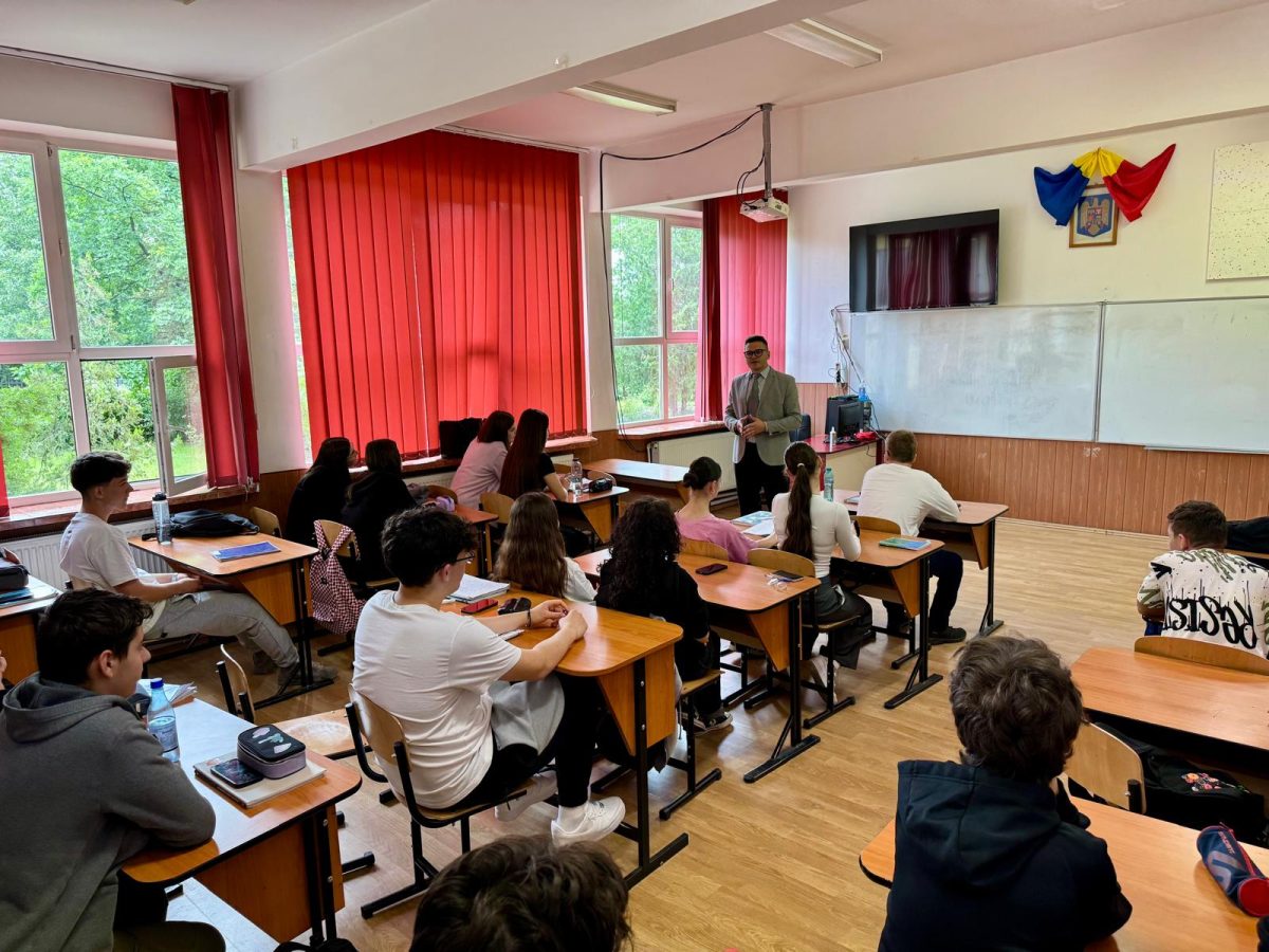 Judecătorul Costică Ciocan a avut o întâlnire cu elevii Liceului Miron Costin din Iași