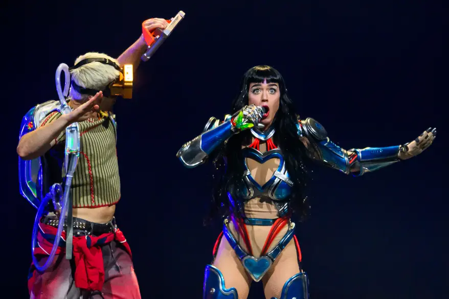 Teroare pe scenă: Katy Perry, atacată de un fan în plin concert! Momentul șocant care a cutremurat fanii