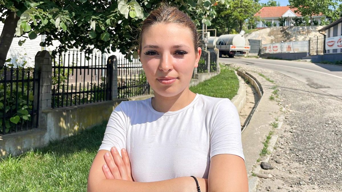 Strigăt disperat de ajutor al unei femei ajunse la mâna primarului din Rediu. Cu un copil bolnav, condamnată să stea pe drumuri