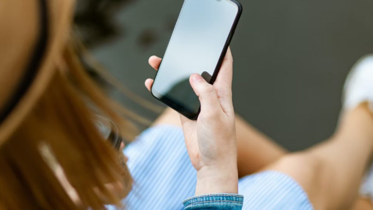 După divorț, o tânără din Iași a primit într-un mesaj o fotografie care i-a dat viața de tot peste cap: o mătură de baie și o brichetă. Iată ce a urmat