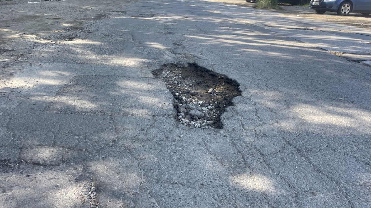 Așa arată șoseaua Iași-Hlincea după reparațiile făcute în urmă cu un an. Banii au fost alocați din bugetul Primăriei Municipiului Iași  