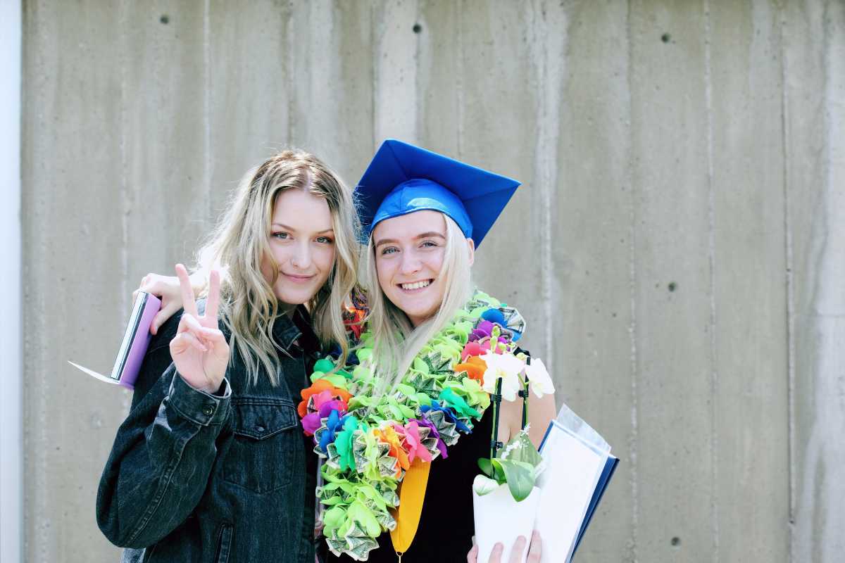 Cadourile momentului: Ce îşi doresc adolescenții de la părinți la absolvirea liceului?