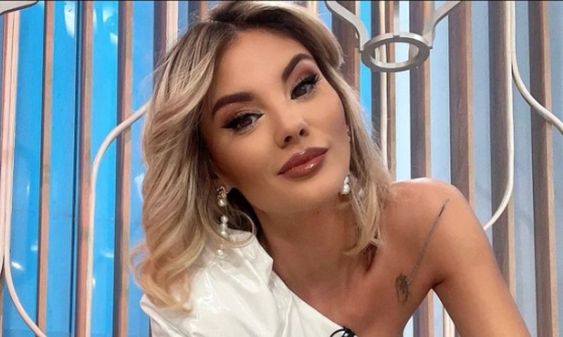 Ramona Olaru a făcut senzație în ploaie! Fără inhibiții, pe terasa casei sale!