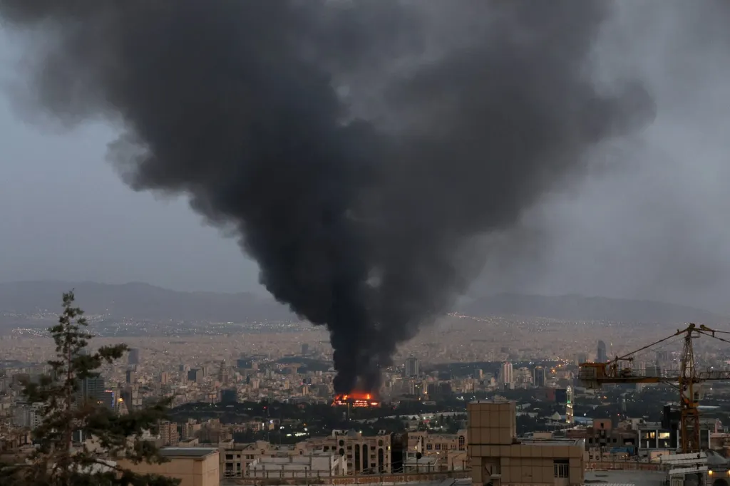 Sute de civili morți în Iran! Israelul spune că țintește militari, dar blocurile se prăbușesc peste oameni