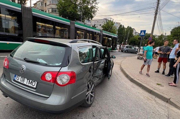 Accident rutier pe Podul Metalurgie din municipiul Iași. Au fost implicate două autoturisme