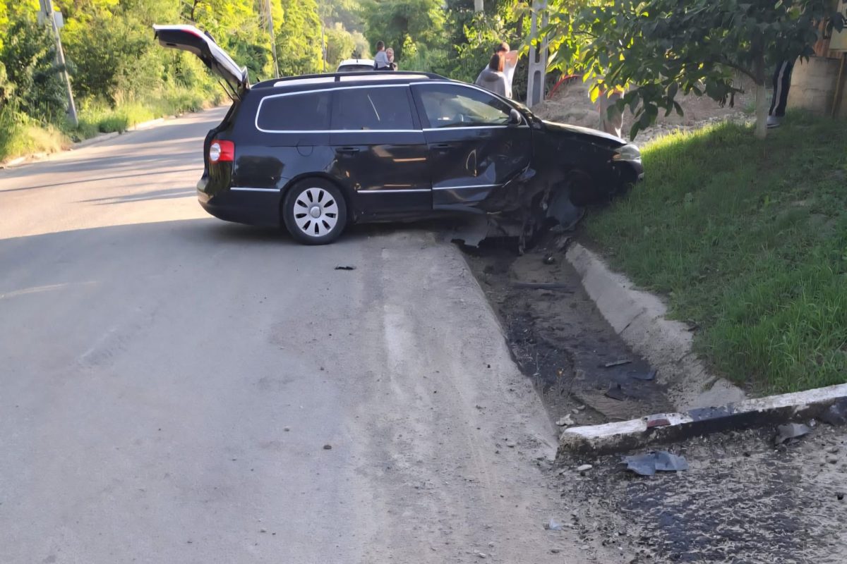 Accident rutier în Bârnova. Un autoturism a ieșit în decor