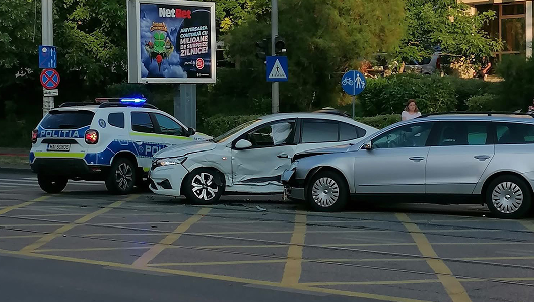 Accident rutier în Nicolina! Două autoturisme s-au izbit