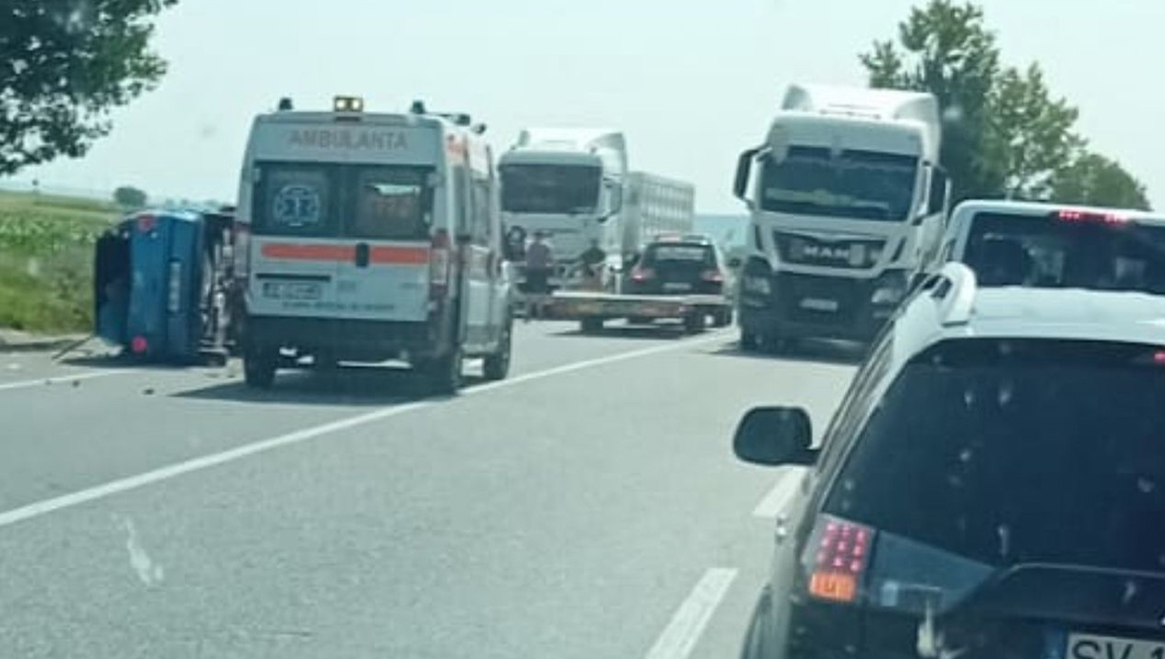 Accident rutier la ieșire din localitatea Sârca. Un autoturism s-a răsturnat