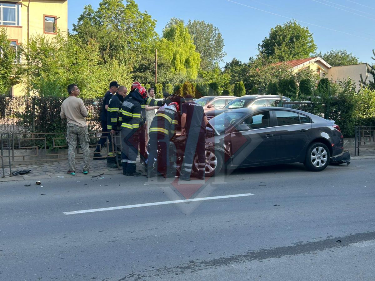 Accident rutier pe aleea Tudor Neculai. Trei autoturisme au fost implicate