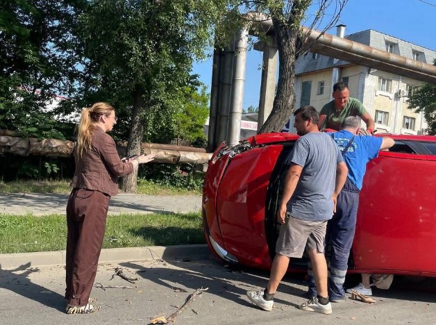 Accident rutier în municipiul Iași! O mașină s-a răsturnat