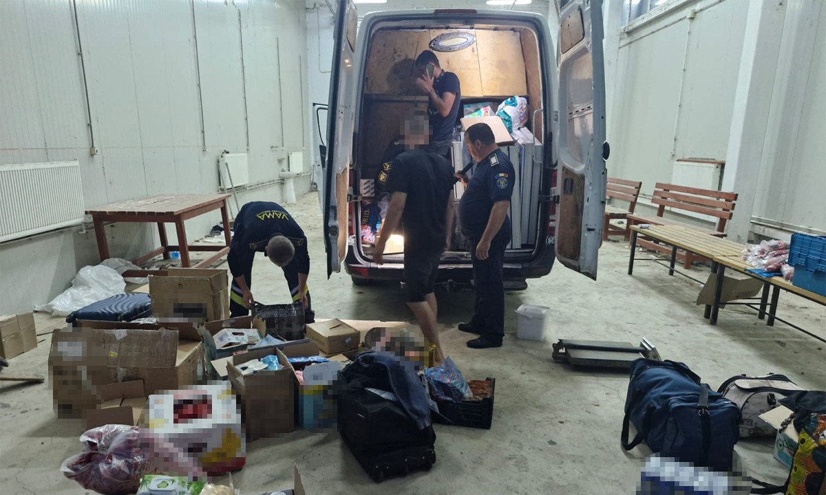 Microbuz cu „marfă surpriză” oprit la graniță! Țigări și alcool, confiscate de polițiștii de frontieră