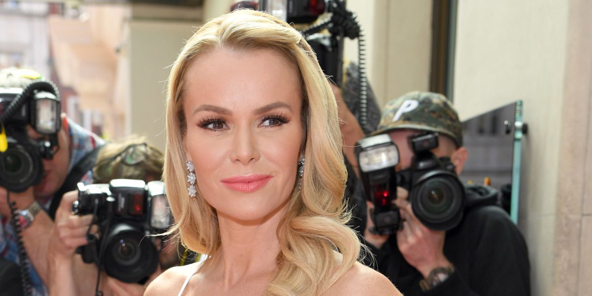 Amanda Holden își etalează picioarele superbe și renunță complet la pantaloni! Ținuta incendiară de la birou a uimit internetul