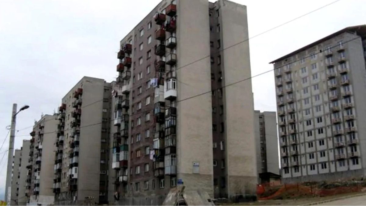 Apartament cu 3 camere, la preț de mașină modestă. În ce oraș din România o astfel de locuință se vinde cu 13.000 de euro