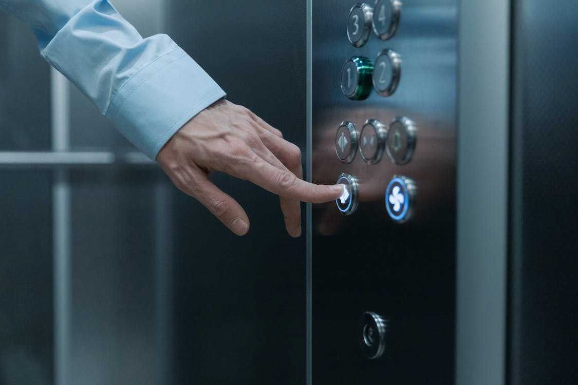 Tragedie evitată la limită! Un lift s-a prăbușit cu patru persoane, inclusiv un copil, în subsolul unei clădiri