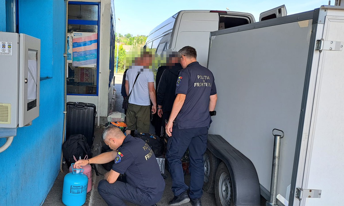 Butelii cu agent refrigerant, descoperite într-un microbuz la PTF Oancea. Șoferul, cercetat pentru transport ilegal de substanțe periculoase