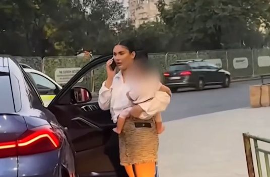 O cunoscută cântăreață din România, scandal în plină stradă! S-a luat la ceartă cu fosta soție a partenerului său!