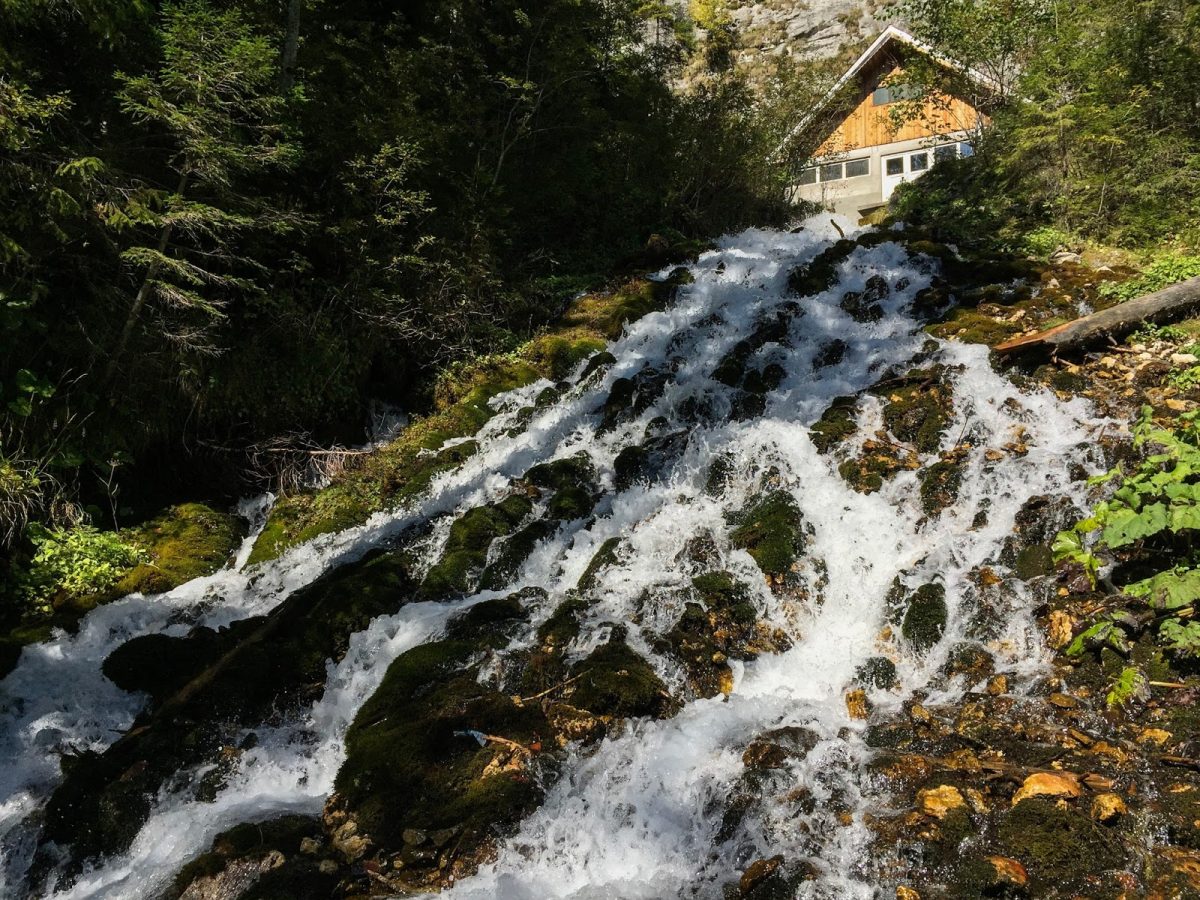Cascada 7 Izvoare este o minune a naturii din Munții Bucegi. Descoperă originea legendei apei vii