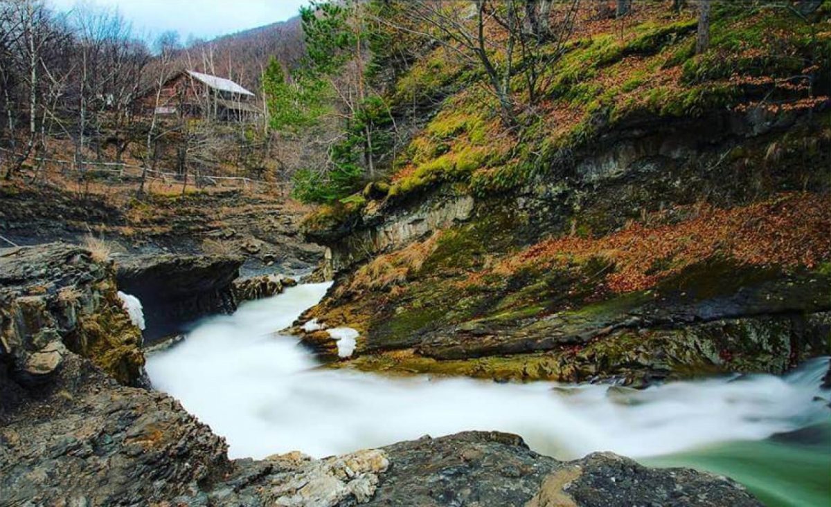 Cascada Putnei este un colț de rai din inima Vrancei. Natură sălbatică și liniște la fiecare pas