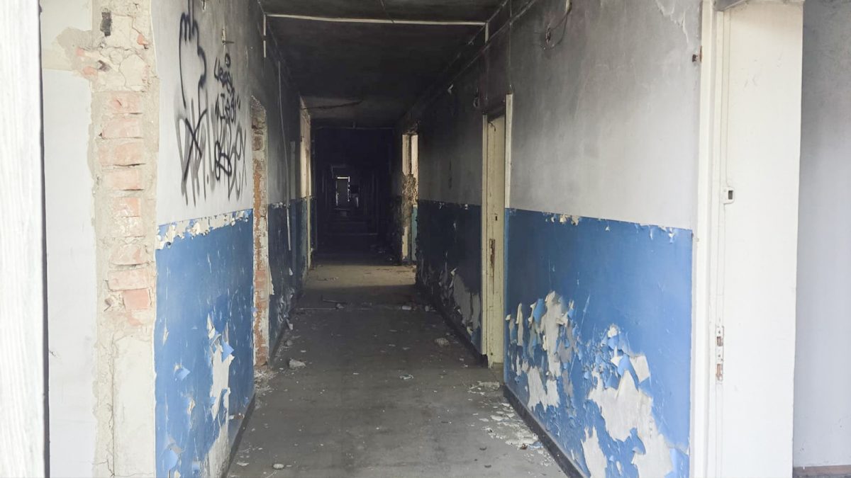 Imagini revoltătoare! Așa arată o clădire a Primăriei Iași în anul 2025. „Seara, vin cerșetorii, se și droghează. Îți e frică să ieși din casă”