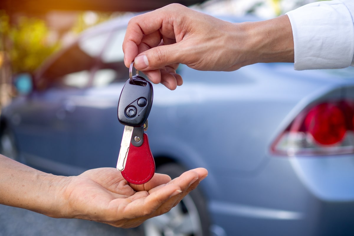 Model de contract vânzare-cumpărare auto. Ghid complet pentru o tranzacție sigură și legală