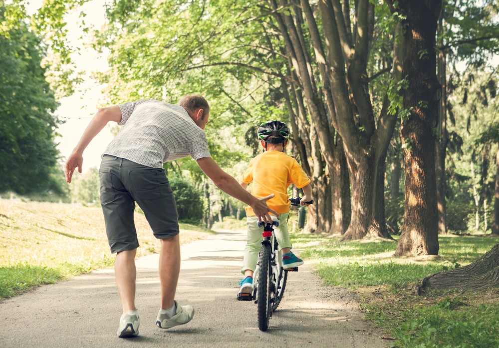 Copiii nu mai au voie să meargă cu bicicleta! Legea vine cu amenzi uriașe