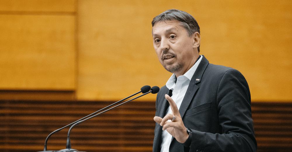Ministrul Daniel David solicită teme de maximum două ore pe zi pentru elevi. Profesorii care încalcă regula, pasibili de sancțiuni