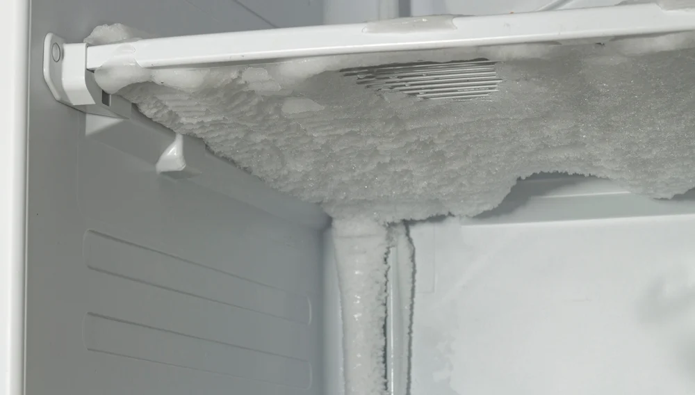 De ce se formează gheață în frigider! Cauze frecvente și cum poți preveni problema