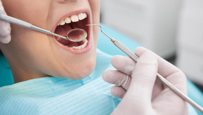 Fals dentist de 22 de ani trata pacienți în apartamentul familiei, cu ajutorul părinților. Tânărul a câștigat o sumă uriașă de bani