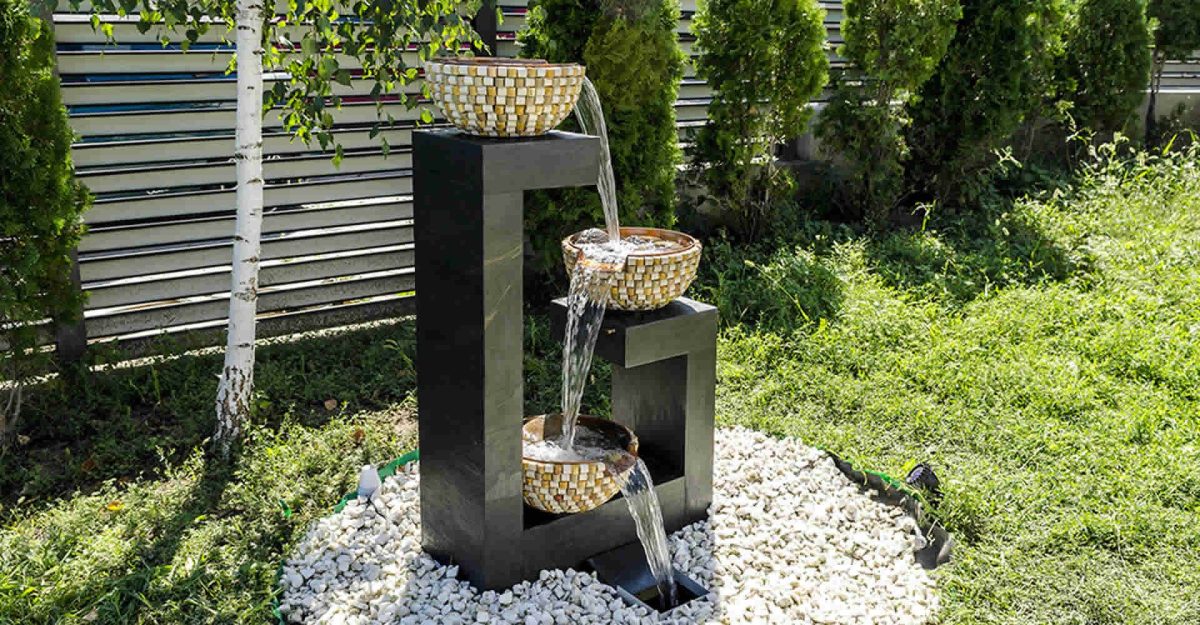 Modele de fântâni de curte. Eleganță, relaxare și stil în grădina ta