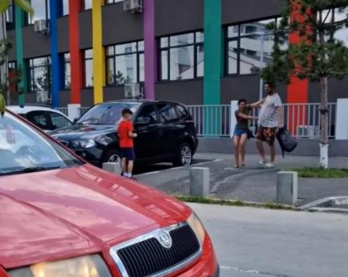 Copil martor la bătaia mamei sale în plină zi! Poliția a intervenit după ce clipul a devenit viral