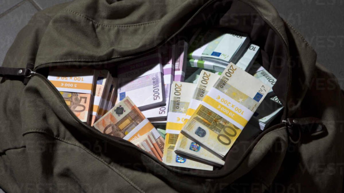 Un bărbat s-a trezit cu 20.000 de euro în grădină. De ce nu a vrut să-i păstreze