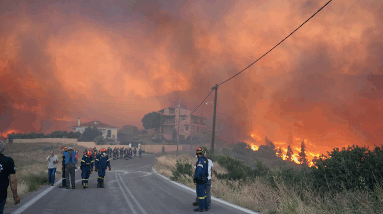 Haos pe o insulă din Grecia! Focul face ravagii, sute de oameni evacuați